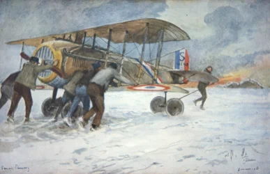 地上要員と操縦士がフランスのスパッド戦闘機を雪の中で格納庫まで力ずくで押す、1918年1月