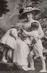 スペインのヴィクトリア女王とアルフォンソ王子、マリア・クリスティーナ王女、ベアトリス王女、1911年。
