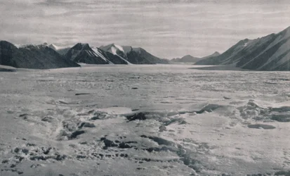 氷で完全に満たされた出口氷河渓谷、1911年、1913年