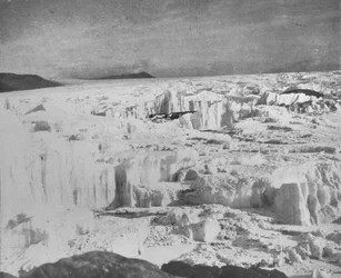 ヒールド島のすぐ北にあるコエットリッツ氷河、氷のピナクルなどを表示c1911、1913