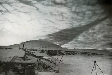 雲上のエレバス山の影、1913年9月、1913年
