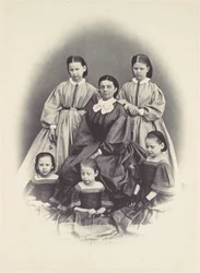 [座っている女性と立っている 5 人の少女に囲まれた座っている女性の肖像]、1850 年代から 60 年代。