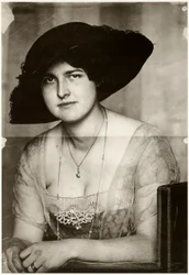 黒い帽子をかぶったメアリー、1915年。