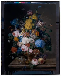 バラ、アイリス、カーネーション、チューリップ、その他の花々をブロンズ製骨壷に入れたもの