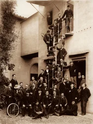 1899年にフィレンツェにあるアリナーリ兄弟の写真店の従業員の肖像画（ガラス板）