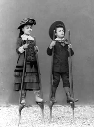 ロムアルドアリナリスの子供たち、アデルとアルトゥーロ、高床式、フィレンツェ、1875年頃（ガラス板）