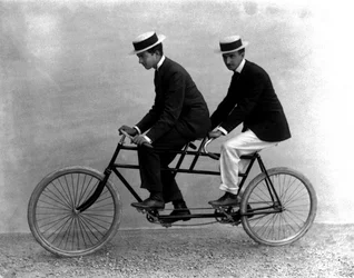 タンデムを着た2人の男性、フィレンツェ、1895年（ガラス板）