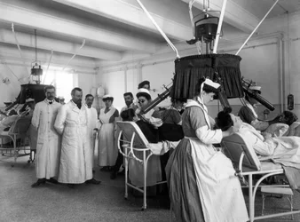1905年に物理放射線療法に使用されたフィレンツェのペリッツァーリ研究所の部屋の眺め（ガラス板）