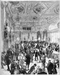 1882年7月14日、1871年の火災の後に再建されたパリ市立ホテルの落成式：ジュール・グレヴィ大統領（1807-1891）が到着した時の市議会の部屋の様子。De HaenenとDossoによるエングレーヴィング（7月22日付「The Illustrous World」1321号に掲載