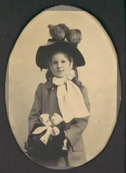 [帽子とマフを持ったウォーキング コスチュームの少女]、1890 年代。