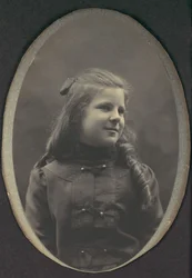 [リングレットの少女、ハーフレングス]、1890年代。