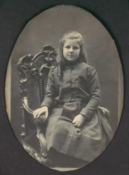 [リングレットを持つ少女、座っている、4 分の 3 の長さ]、1890 年代。