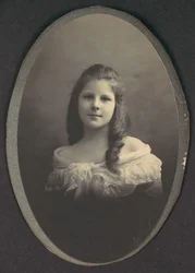 [白いオフショルダードレスの少女]、1890年代。