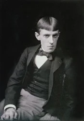 フレデリック・ホイヤー（1837-1933）によるオーブリー・ビアズリー（1872-98）のポートレート写真