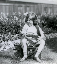 1924年にロンドン動物園で革のトランクに座りながら、イースタンインディゴヘビを持つ少女ベティ