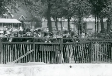 1924年にロンドン動物園を訪問したイタリアの王、ビクターエマニュエルIII
