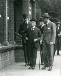 1924年にロンドン動物園を訪問したイタリアの王、ビクターエマニュエルIII