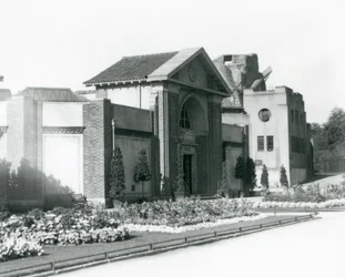 1928年のロンドン動物園の爬虫類館。入口へ続く小道沿いに整形式花壇がある