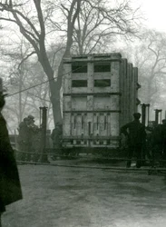 ロンドン動物園、木製の箱での女性のアジアゾウルキの輸送、1923年