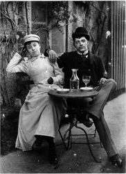 カフェのテラスでアブサンを飲んでいるカップル - 写真、1890年頃