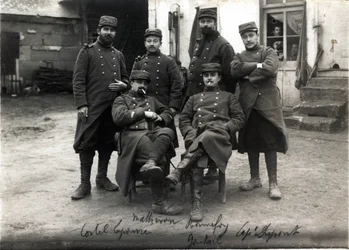 第一次世界大戦（1914-1918）：ロワ・シュル・マッツ（Roye-sur-Matz, Oise）近くの農場Laroqueにいるデベネデッティ大佐(?)の参謀本部のテレフォン奏者と秘書。1915年3月