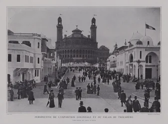 イエナ橋から見たフランス植民地時代のパビリオンとトロカデロ宮殿（1900年パリ万国博覧会）（モノクロ写真