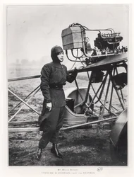 1914年以前、飛行機の横に立っているヘレンデュトリュー（1877〜1961年）