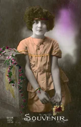 オレンジ色の服を着た少女（カラー写真