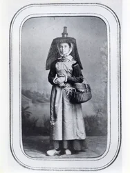 フランスの地方衣装を展示したフォト・ビジネスカード、1860-70年頃（モノクロ写真