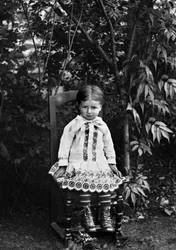Septfontaines修道院の庭に座っているHaute MarneのBourmont出身の少女のポートレート。19世紀後半の写真。デュコス・コレクション。