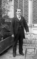 Bourmont en Haute Marneの近くにあるSeptfontainesの修道院でポーズをとる男性のポートレート。19世紀後半の写真。デュコス・コレクション。
