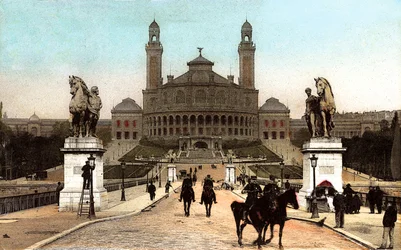 1878 年のパリ万国博覧会のために建てられたトロカデロ宮殿。 1906年（写真）