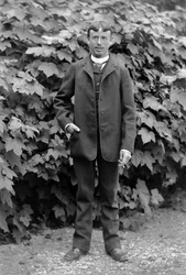 1880年頃、オートマルヌ（Haute Marne）のブールモン（Bourmont）近くにあるSeptfontaines修道院の庭でポーズをとる、何でもできる男として雇われた若い男性がタバコを吸っている。写真撮影。デュコス・コレクション。