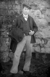 オートマルヌ(Haute Marne)のブルモン(Bourmont)近くの日曜日の若い男性(1880年頃)。写真撮影。デュコス・コレクション。