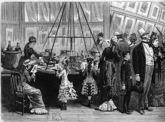 1878年パリ万国博覧会：フォトクロミーパビリオンのフォトグリプティックプリント。1878年10月19日付の "Le Monde Illustré "1125号に掲載されたエングレーヴィング。