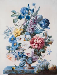 葡萄と桃のある棚の上の花の花瓶、