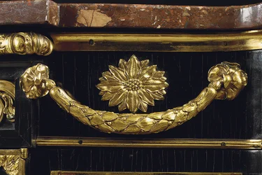 後期ルイ15世の箪笥、c.1763-70（オルモルに取り付けられた漆と黒檀）