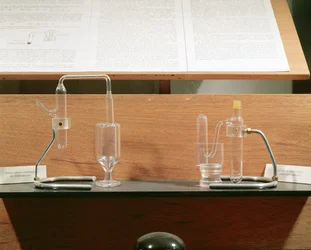 Jean Frederic（1900-58）とIrene Joliot-Curie（1897-1956）が人工放射能を発見するために使用した装置、c.1934