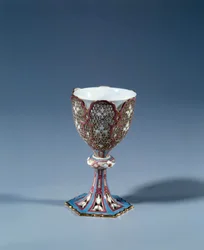 アートフランス。ディスプレイスタンドとしてカットされた可動式スタンドのマグカップ。硬質磁器