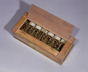 1642年にブレーズパスカル（1623-62）によって発明された計算機（木材および金属）