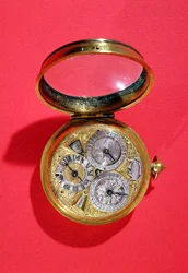 カレンダー時計、1690年頃（金メッキ真鍮）