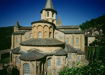 東から聖フォイ教会、アボットオドルリックによる1050年頃