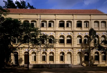 ベトナムのコロニアル建築。1898年に設立されたプギニエ修道士のキリスト教学校「プギニエスクール」のディテール、ミリタリースタイルの建築。