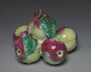 6つのリンゴの形の覆われた箱、製造業者Sceaux Factory、c.1760