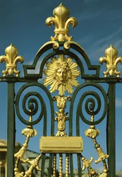 ルイ14世(1638-1715)の紋章と百合の花が描かれたドヌールのグリルの詳細(鉄製の金メッキ)