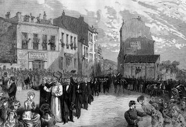 ジュール・フェリーが1880年3月に下した、無許可の宗教団体のメンバーを教える権利を奪うという判決を受けて、マルセイユからカプサン派が追放される：共同体から追放されたカプサン派に対する観衆の喝采10月