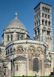 アブシディアルチャペルと鐘楼があるシボレーの外観、c.1125-1135