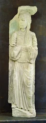 女性の置物（石灰岩）