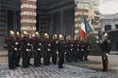 パリの消防士。国旗に敬礼。1892年の "Album militaire scene de la vie du soldat, firemen de Paris "に収録されています。