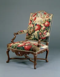 Louis XIV Fauteuil、c.1710（刻まれたクルミとタペストリー）（220169も参照）